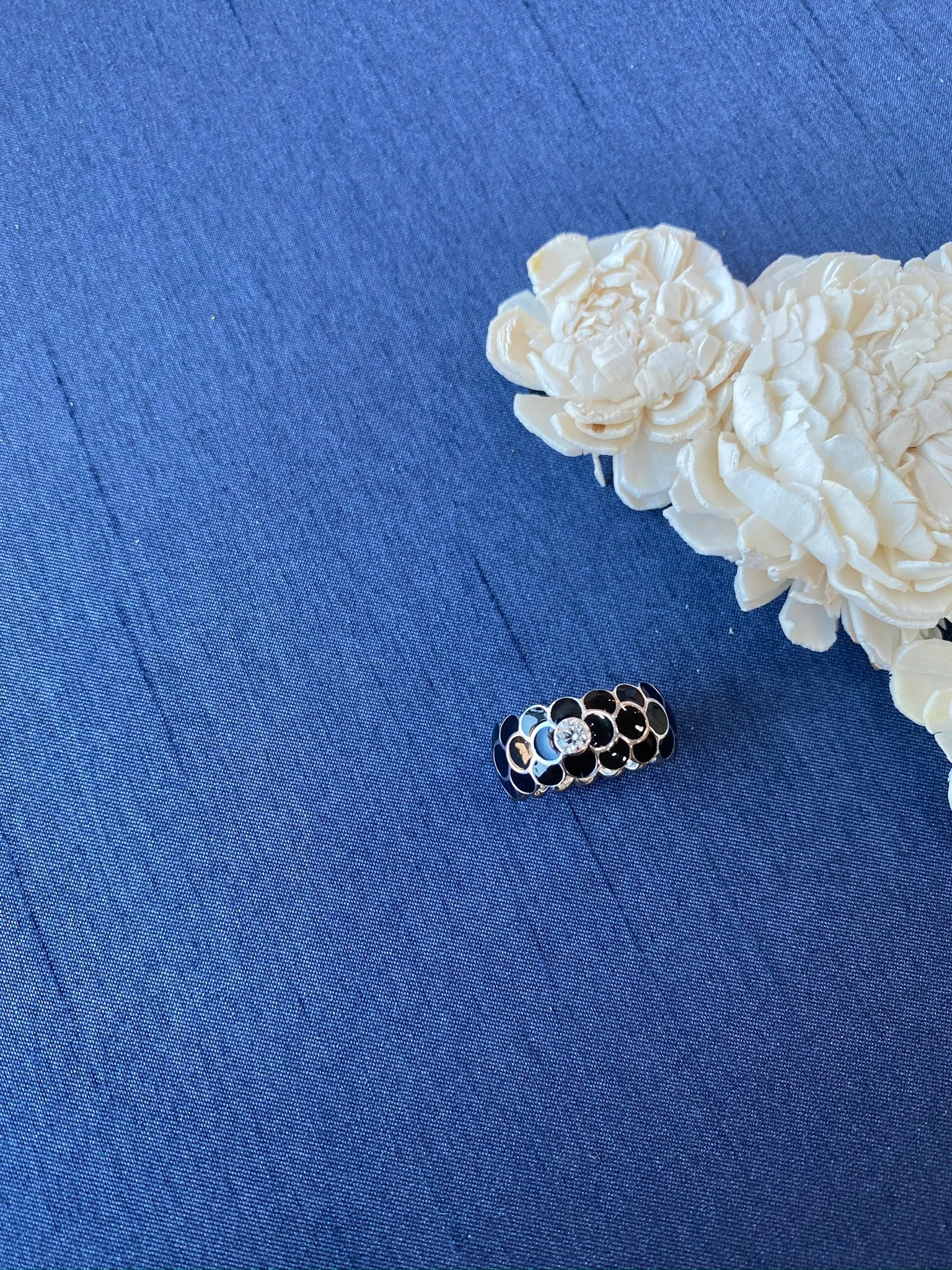 Design Enamel Rings with Round Diamonds