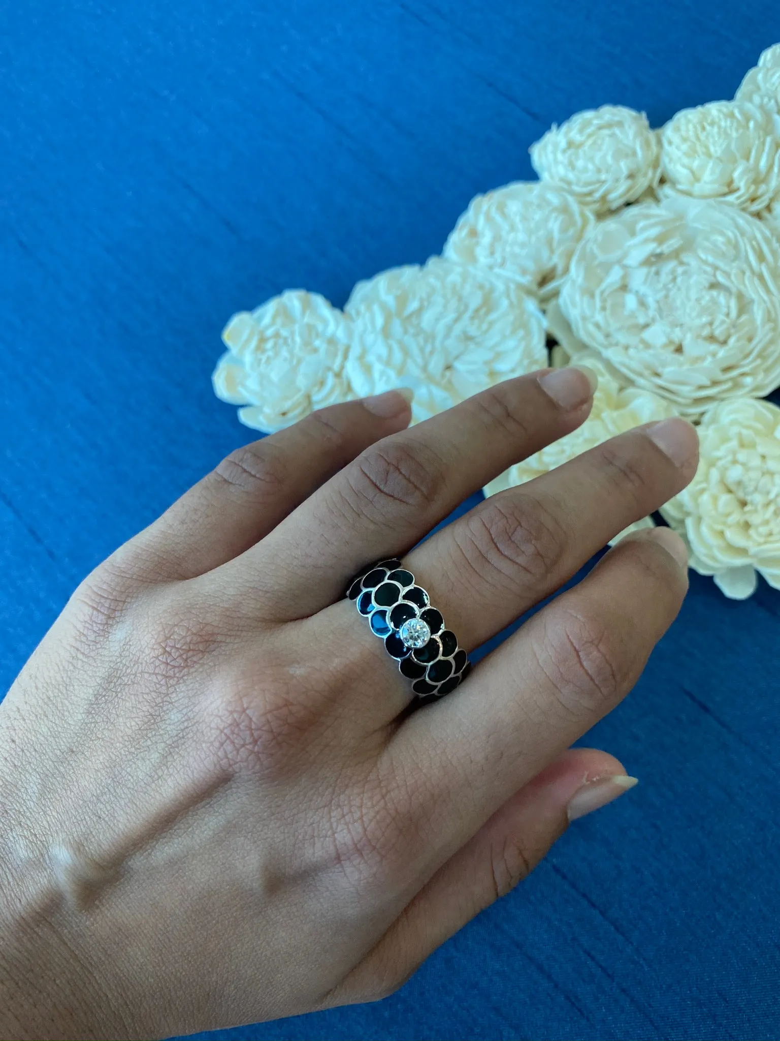 Design Enamel Rings with Round Diamonds