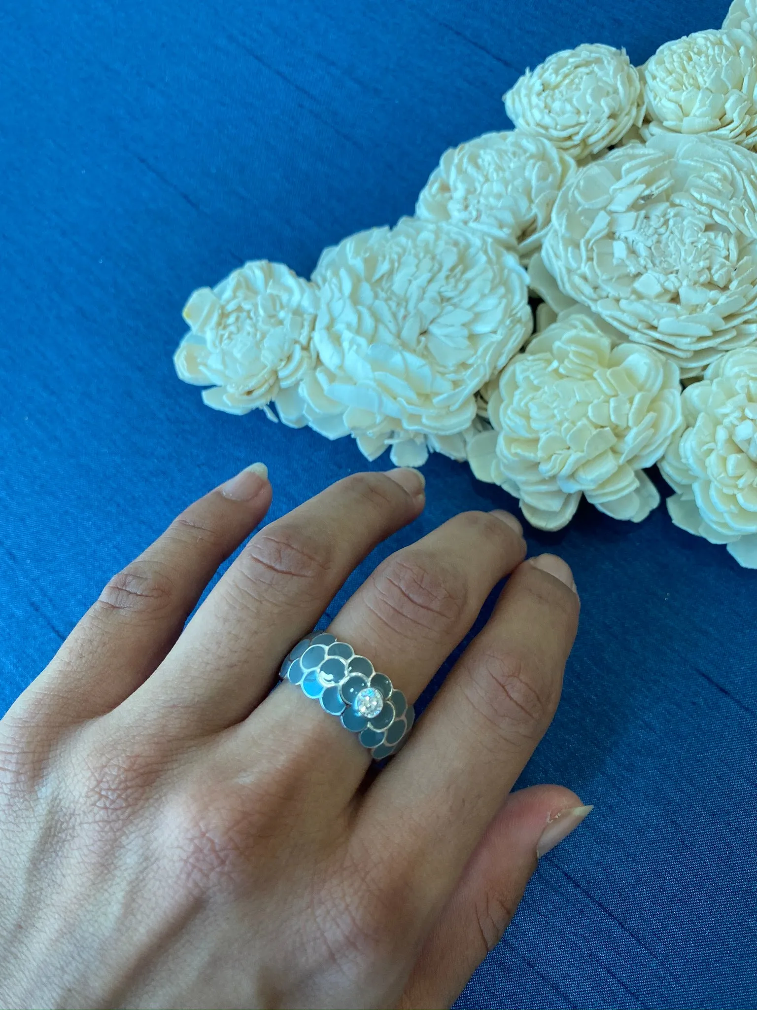 Design Enamel Rings with Round Diamonds