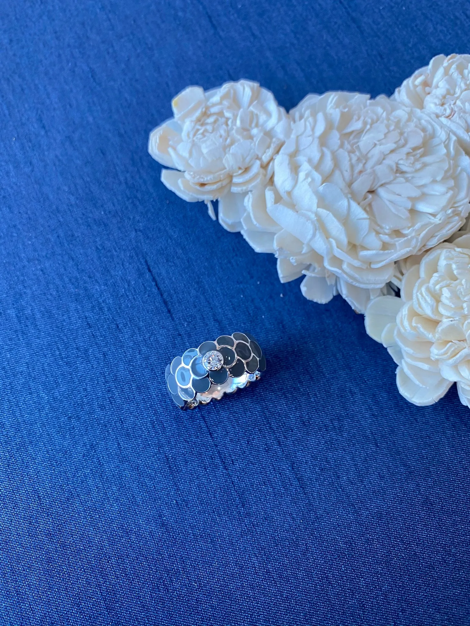 Design Enamel Rings with Round Diamonds