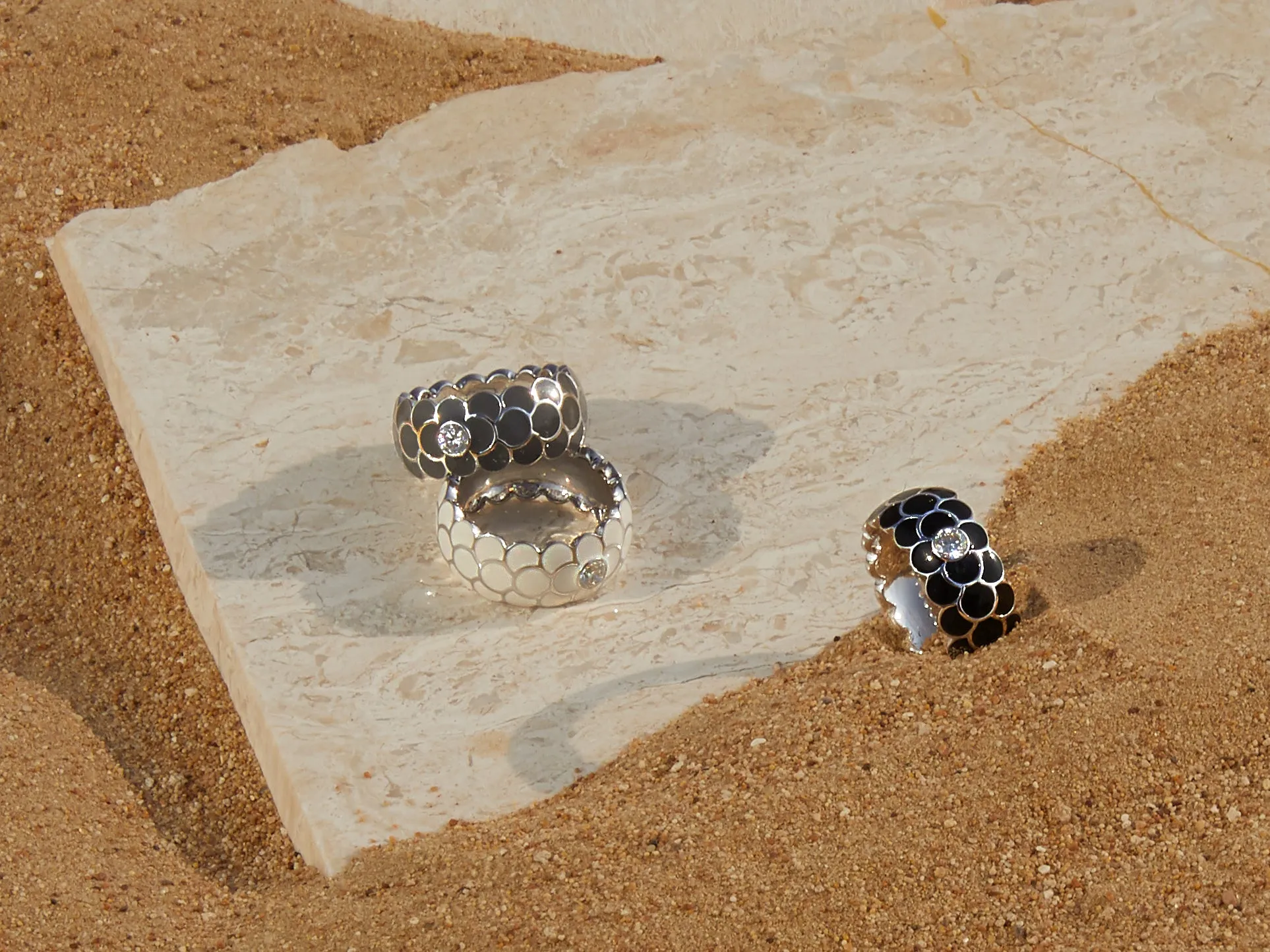 Design Enamel Rings with Round Diamonds