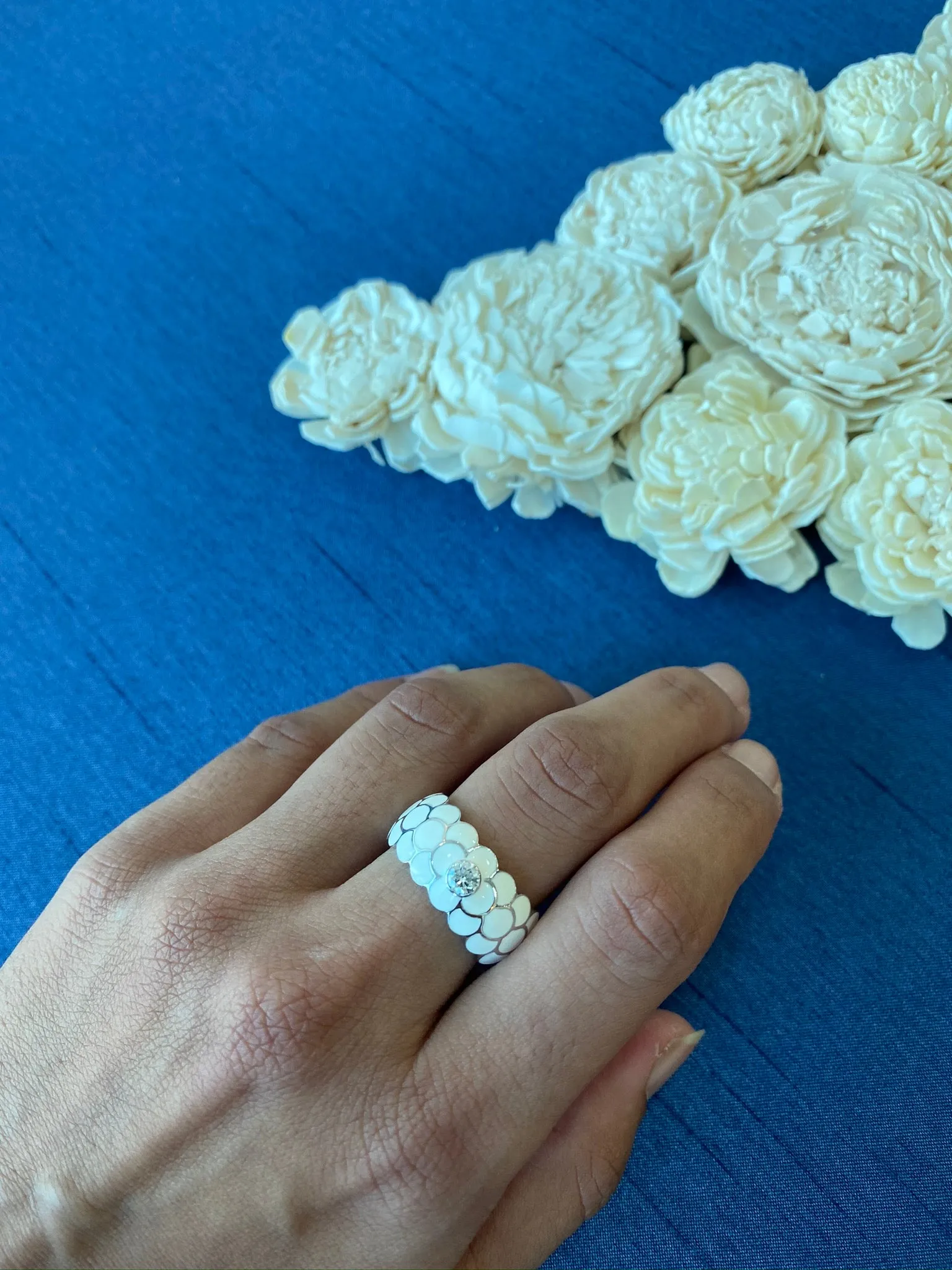 Design Enamel Rings with Round Diamonds