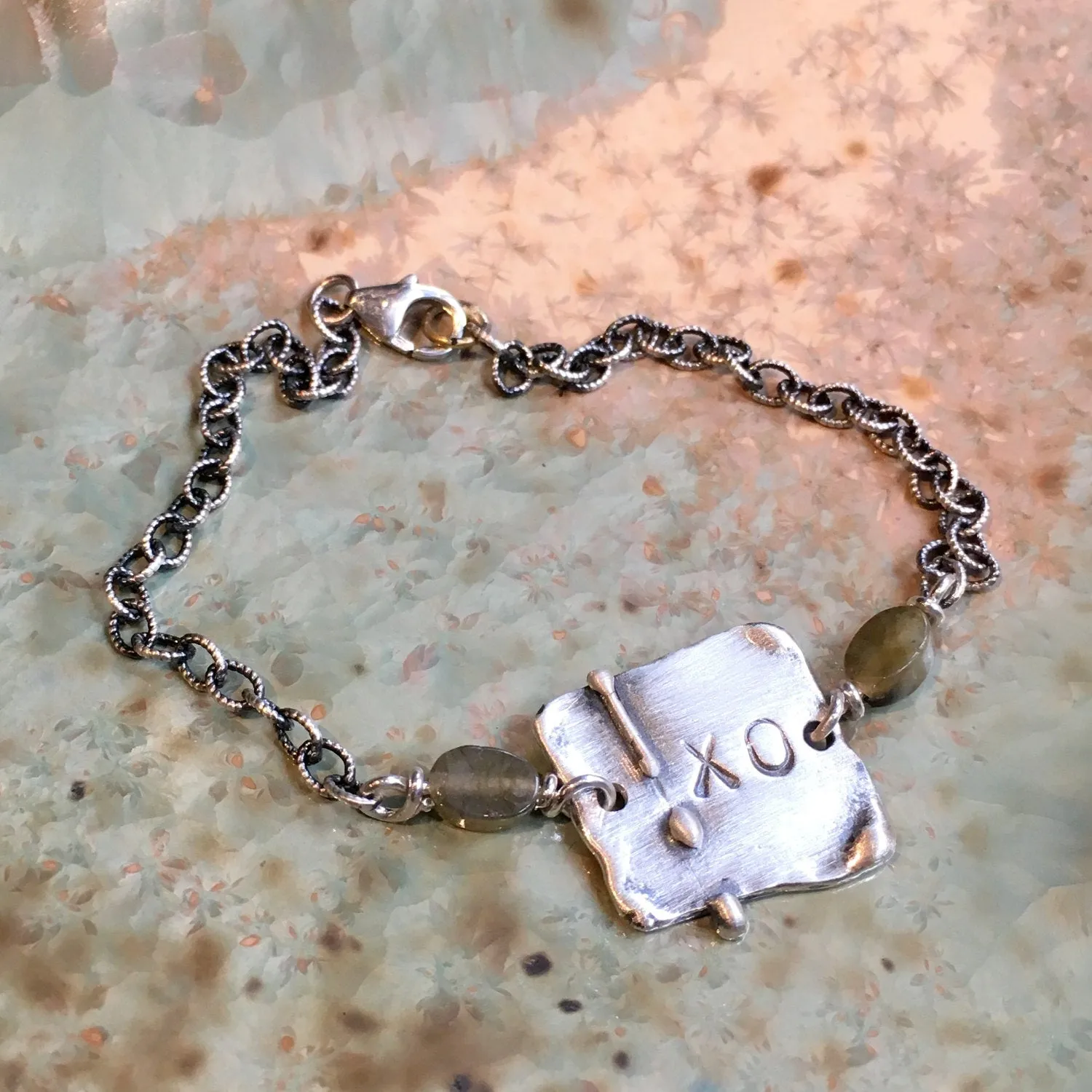 Labradorite XO bracelet - Connection.
