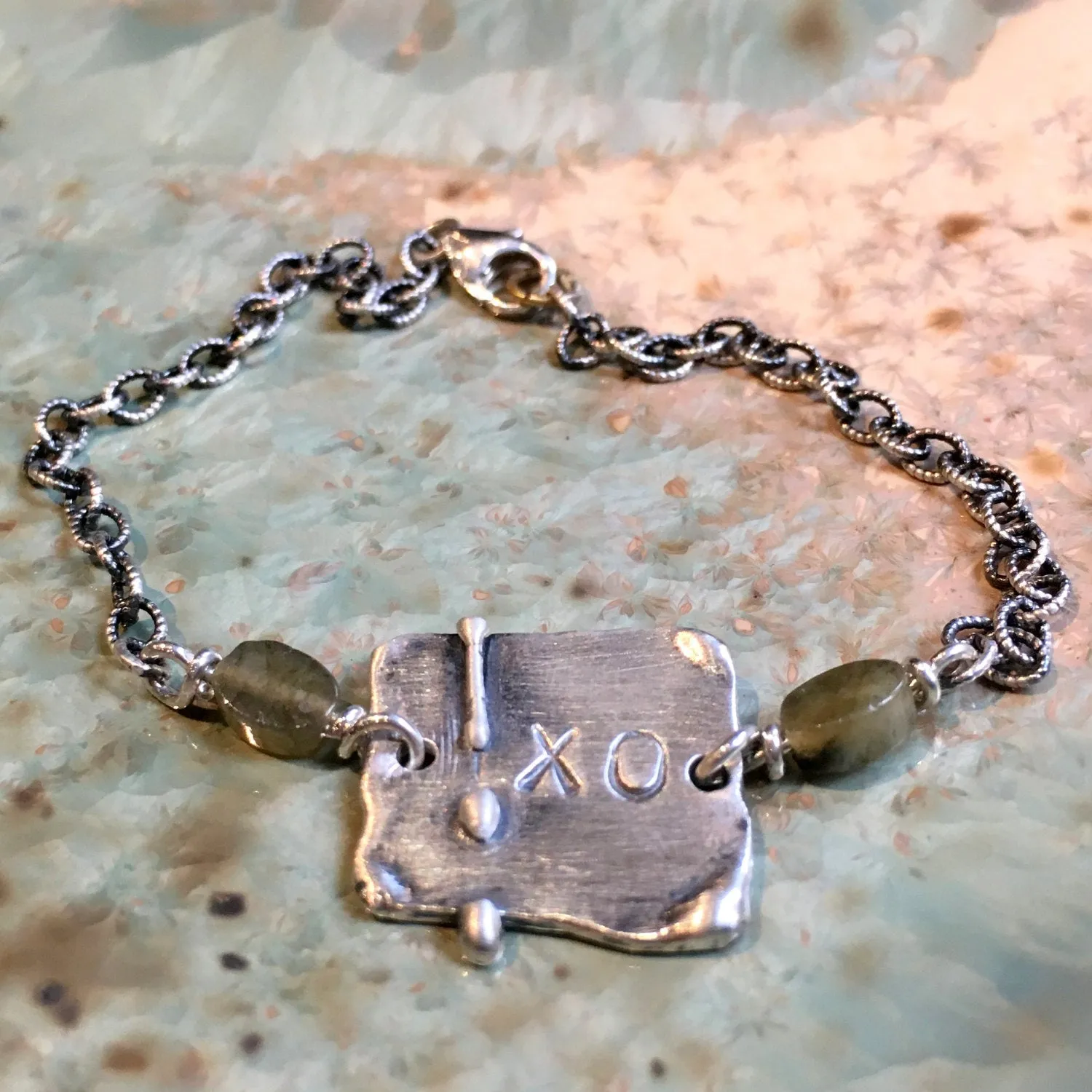 Labradorite XO bracelet - Connection.