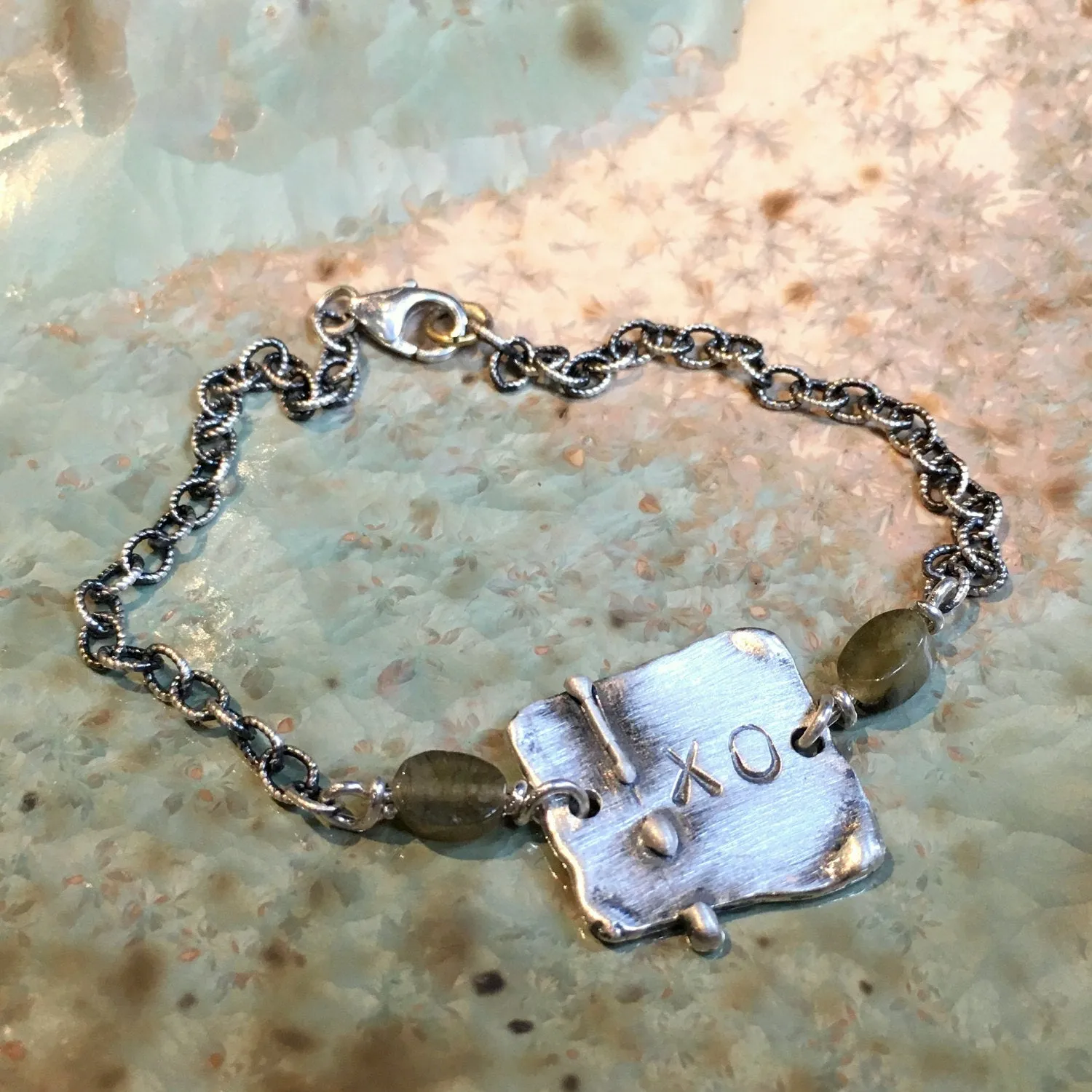 Labradorite XO bracelet - Connection.