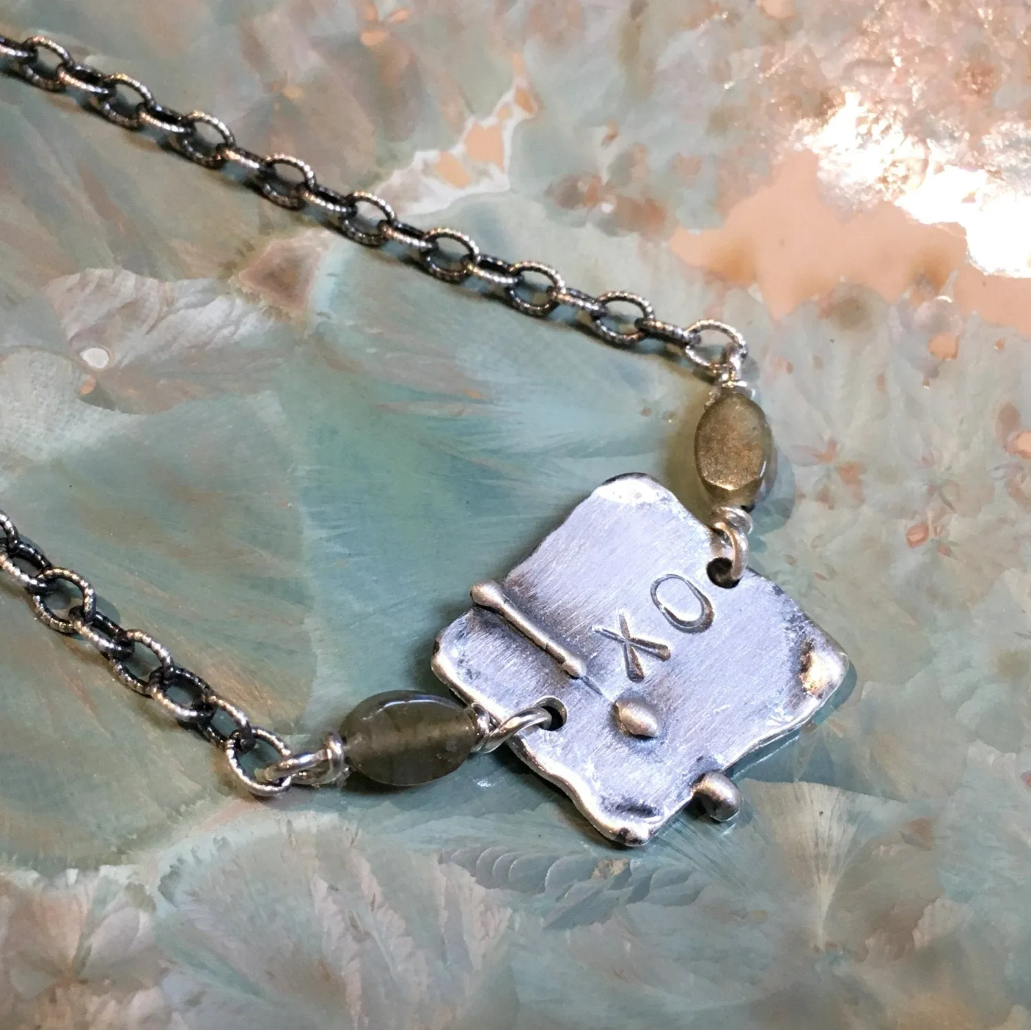 Labradorite XO bracelet - Connection.