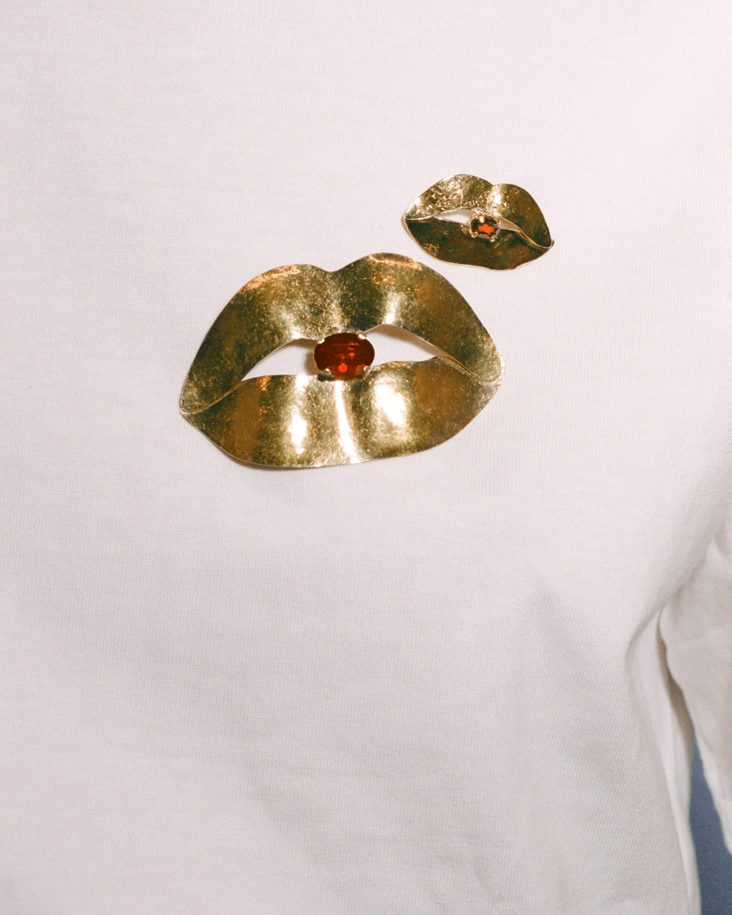 Lip brooch with red crystal in silver