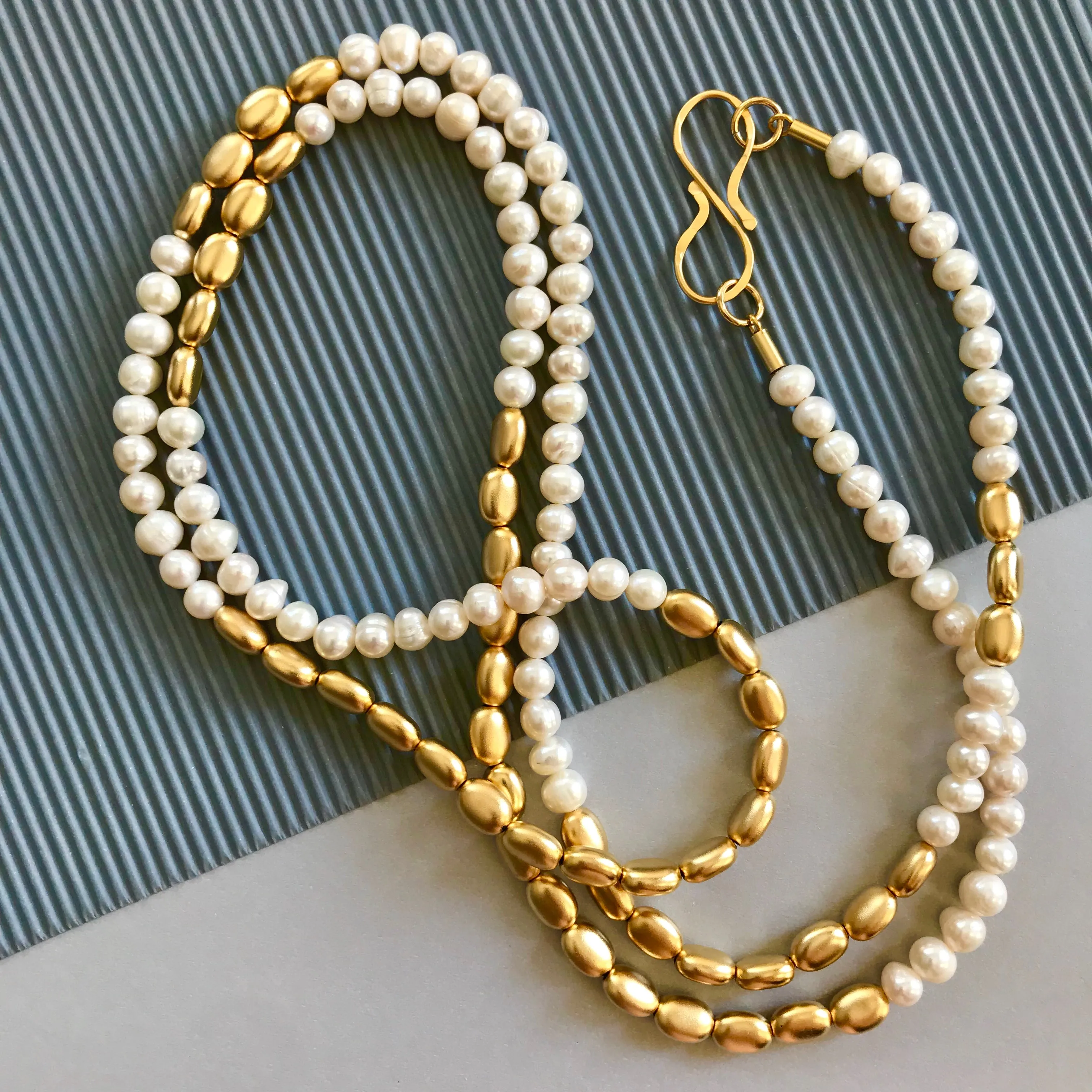 Michelle - Classic white & gold pearl thread necklace