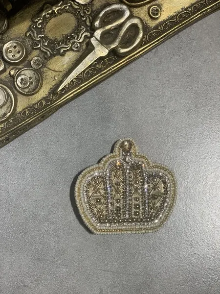 the crown of gold brooch