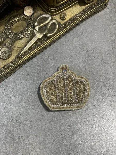 the crown of gold brooch