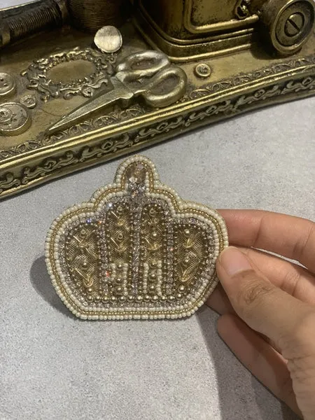 the crown of gold brooch