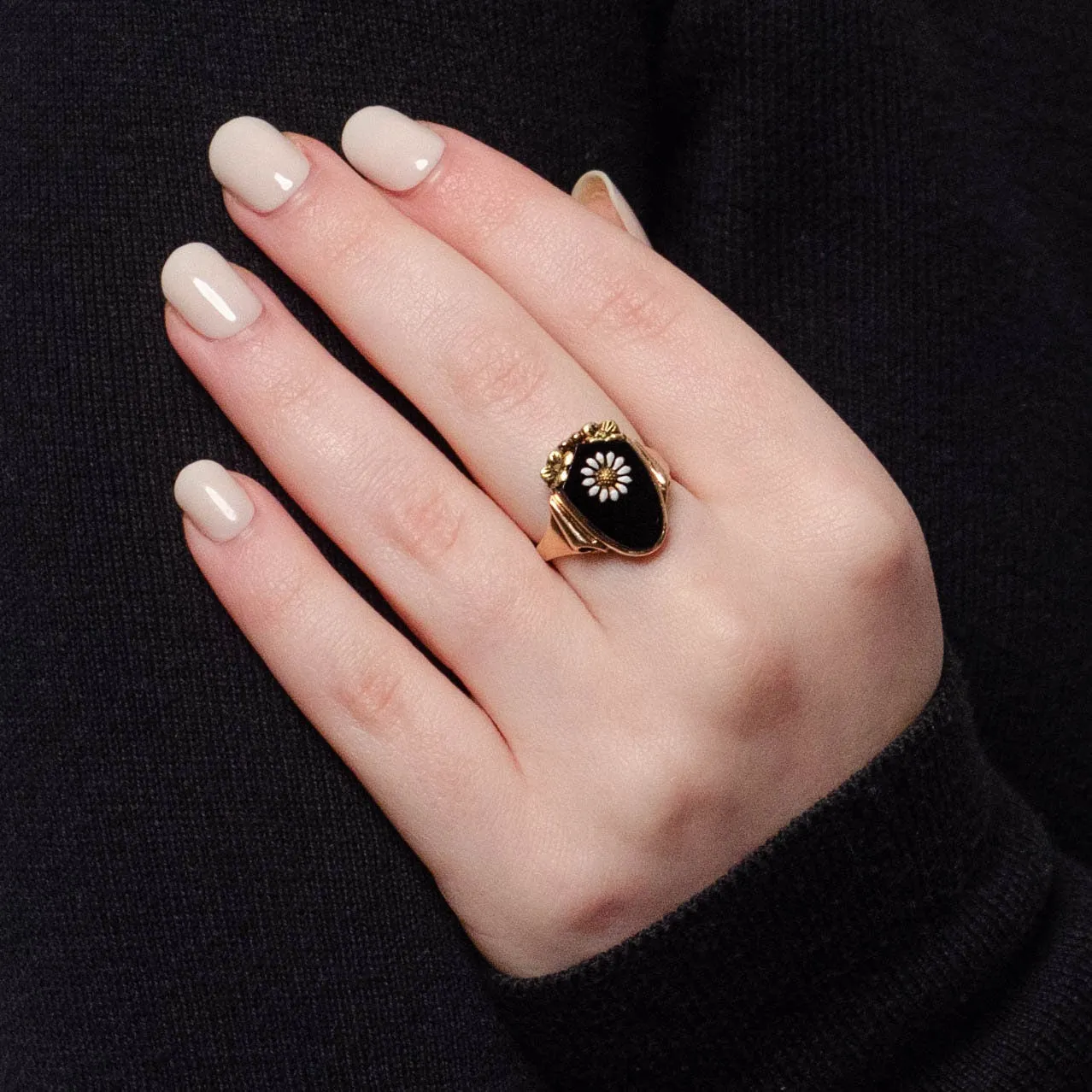 Vintage Onyx and Enamel Daisy Ring of 10k Gold