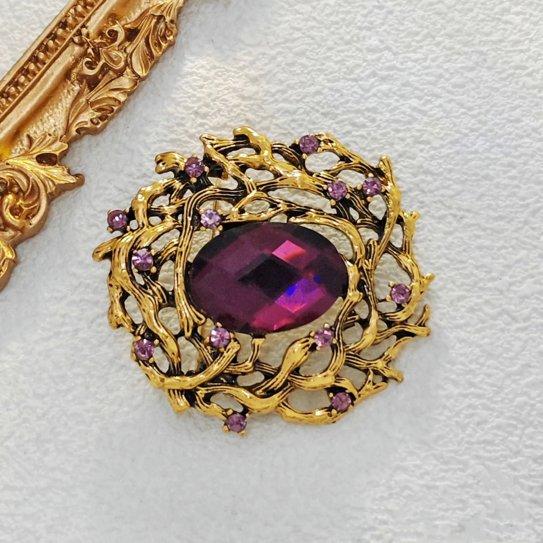 Vintage Stylish Amethyst Purple Oval Art Deco Brooch with Branch Detail