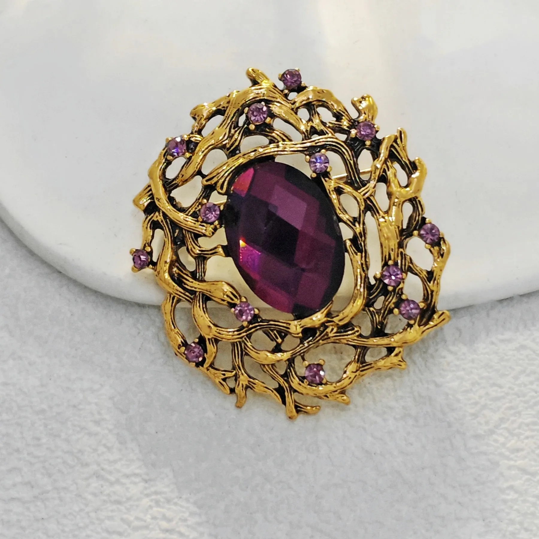 Vintage Stylish Amethyst Purple Oval Art Deco Brooch with Branch Detail